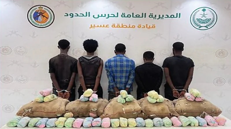 القبض على مخالفين لتهريبهم القات والحشيش في 3 مناطق