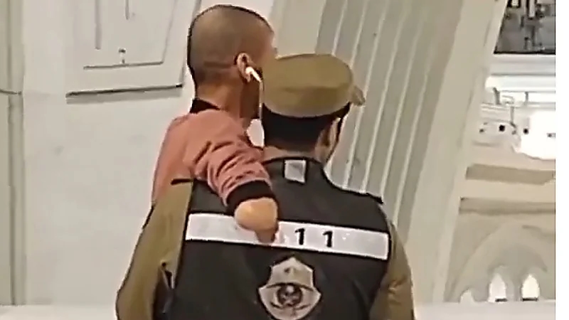 رجل أمن‬⁩ يحمل وافدا من ذوي الإعاقة ليشاهد الكعبة المشرفة .. فيديو