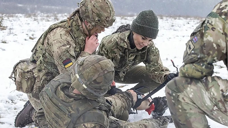 صور..أميرة ويلز تتحدى الطقس وتقدم الإسعافات الأولية للجنود