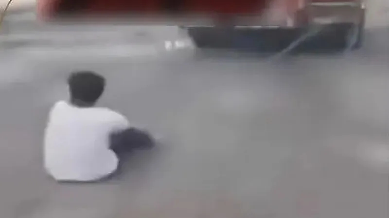 تقييد وسحل 3 أشخاص بالشاحنات يثير ضجة واسعة