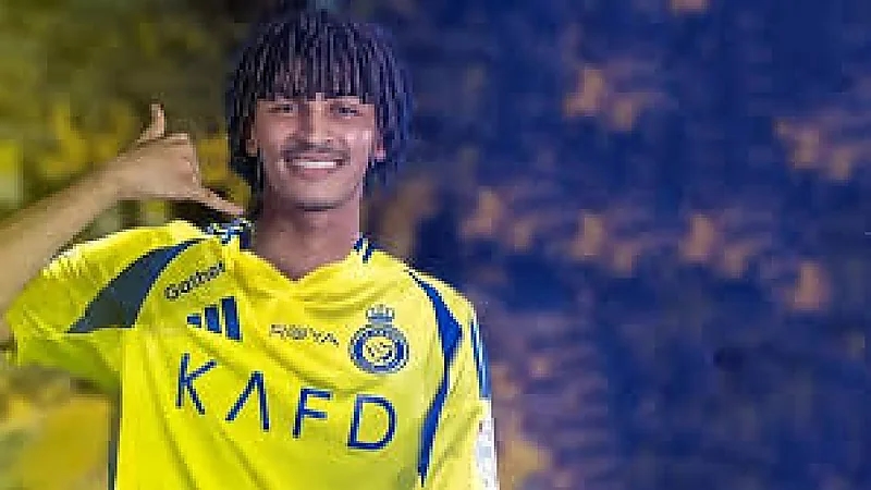 والدة عبدالملك الجابر تحتفي ببداية مشواره مع النصر