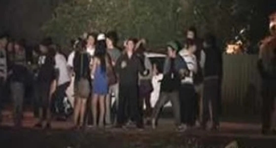 بالفيديو.. مشاجرة عنيفة بين 60 مراهق في حفل وداع