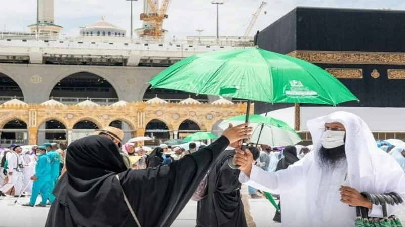 "شؤون الحرمين" توزع 50 ألف مظلة على الحجاج المتعجلين