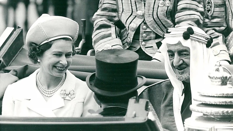 صورة نادرة للملك فيصل والملكة إليزابيث قبل 55 عامًا