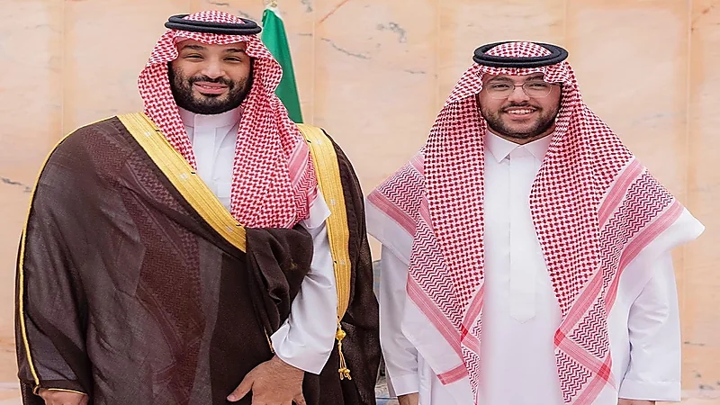 ولي العهد يُكرّم "الدوسري" بطل الفيفا للألعاب الالكترونية