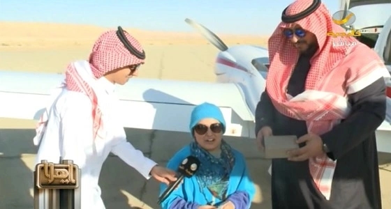 بالفيديو والصور.. رئيس جمعية الطيران يحلق بـ " غلا الخالدي " في سماء المملكة