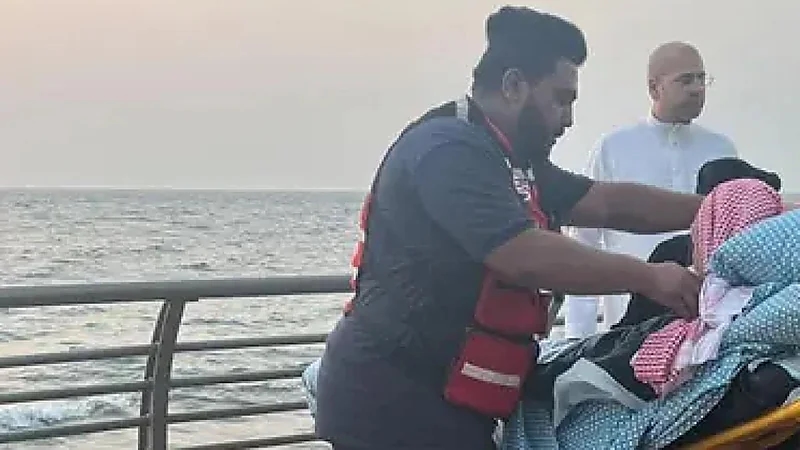 بالصور.. مسعف متطوع يحقق أحلام كبار السن لرؤية البحر