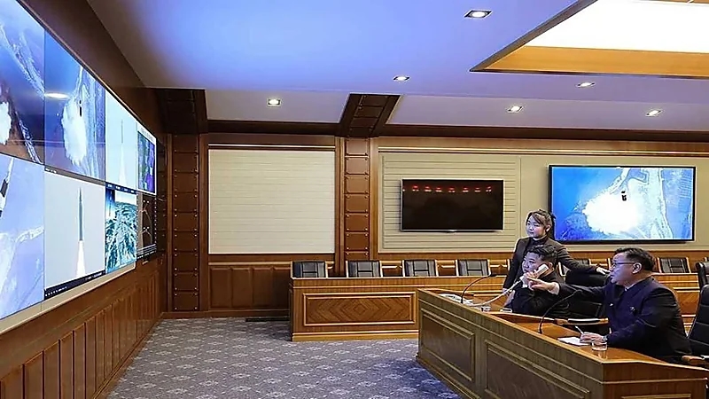 زعيم كوريا الشمالية يحضر إطلاق صاروخ باليستي برفقة ابنته