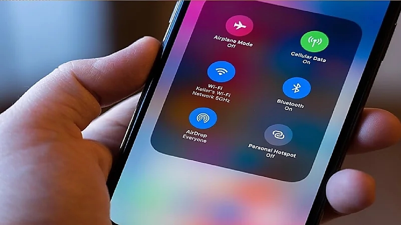 محامي : السجن والغرامة عقوبة التحرش باستخدام "Air Drop"