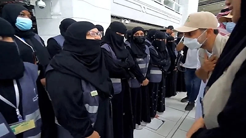 شاهد.. الجلاجل يطلق لقب أم المتطوعين على طبيبة مشاركة في خدمة الحجاج