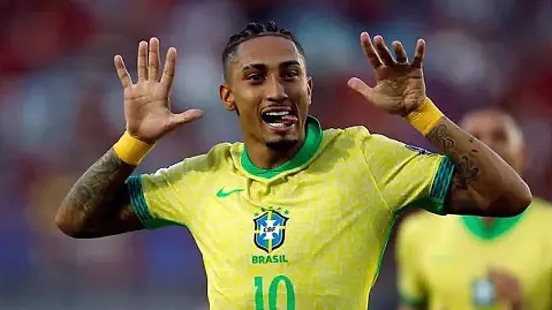 رافينيا يدافع عن منتخب البرازيل عقب تعادله مع أوروغواي ..فيديو