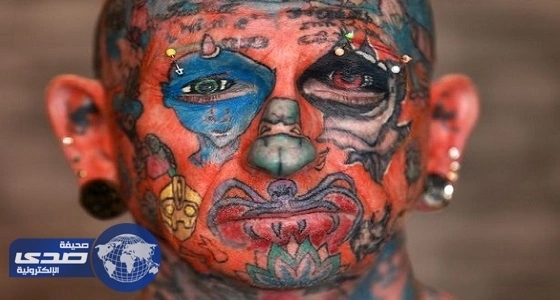 بالصور.. بريطاني يرسم 800 وشم على جميع أنحاء جسمه