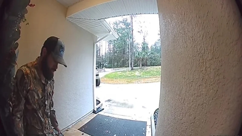 بالفيديو.. رجل يصرخ فزعًا بعد عثوره على فأر داخل حذائه