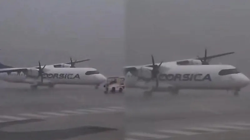 عاصفة مطرية قوية تحرك طائرة من مكانها على أرض المطار.. فيديو