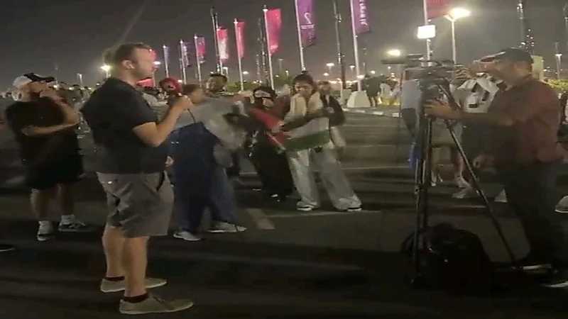 الجمهور الفلسطيني يحاصر قناة إسرائلية في قطر ويردد: "يالله إسرائيلي برا "