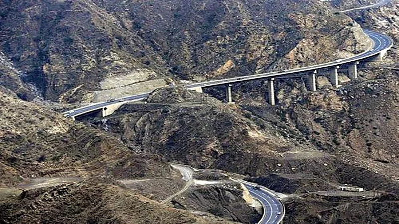 النقل تغلق "عقبة التوحيد" بمحافظة النماص مؤقتا