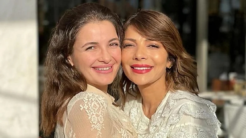 ابنة أصالة تلاعب ابنتها جيهان.. فيديو