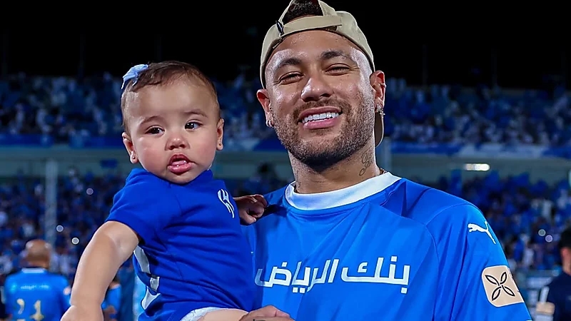 نيمار يشارك ابنته مافي مشاهدة أفلام الكرتون.. صورة