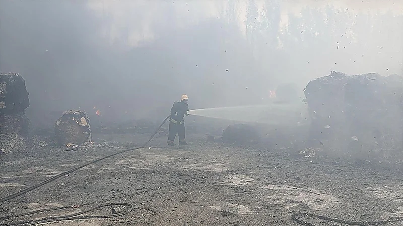 مدني البيضاء يخمد حريقًا اندلع في مخلّفات بأرض مسوّرة بحي الأنوار