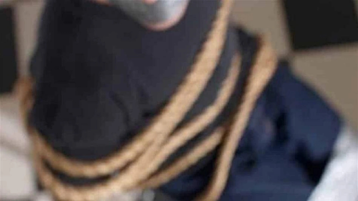 امرأة وأبناؤها يعذبون شاب لتعاطفه مع ابنتهم