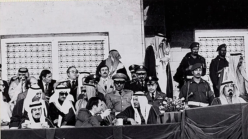 صور تذكارية نادرة لحفل سباق الهجن والخيل بحضور الملك خالد بن عبدالعزيز