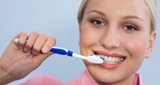 خطورة غسل الأسنان بعد تناول عصير البرتقال