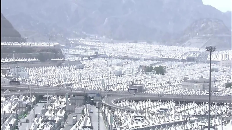 بالفيديو.. بدء توافد الحجاج إلى مشعر منى لقضاء يوم التروية