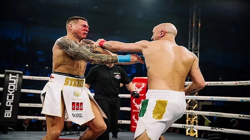 ملاكم يوجه ضربة قاضية مذهلة لخصمه ويرفض الاحتفال احترامًا له.. فيديو
