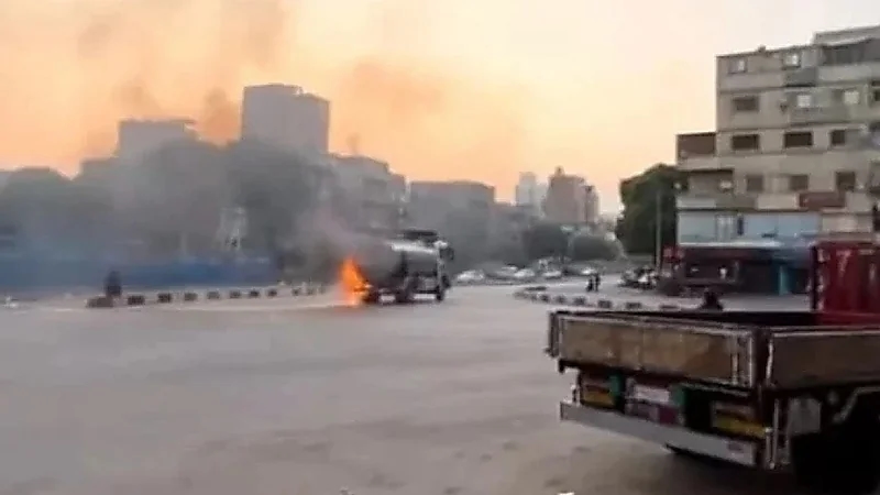 سائق شاحنة يُظهر شجاعة نادرة ويقود مركبة مشتعلة لإنقاذ عشرات السكان