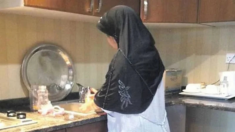 هل تكليف العاملة المنزلية بأكثر من مهمة مخالف للعقد؟