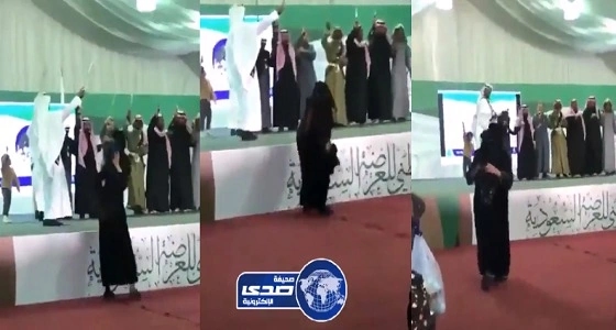 بالفيديو.. مُسنة تتفاعل مع " الـعرضه " وتلقي " عباءتها " على الفرقة في الجنادرية