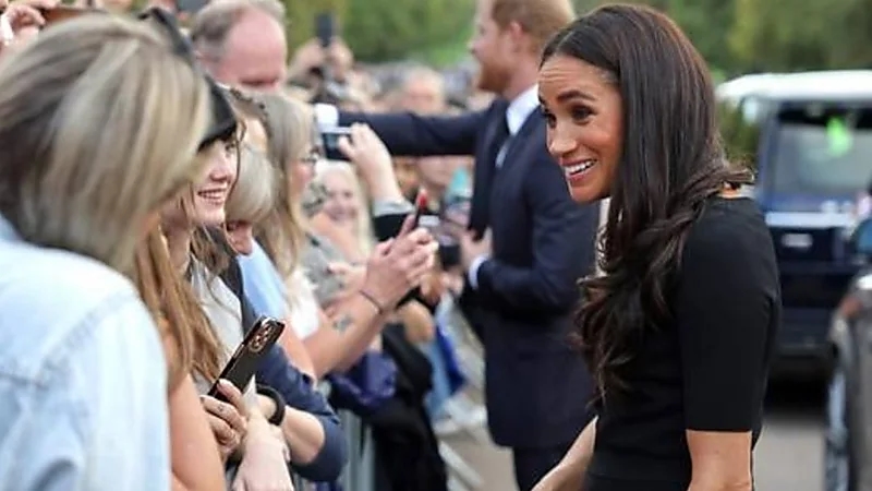 بالفيديو.. معزية بالملكة إليزابيث ترفض مصافحة ميغان ماركل