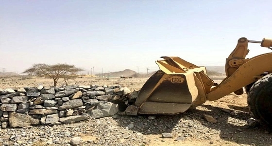 بالصور.. إزاحة تعديات بمساحة 400 ألف متر في محايل عسير