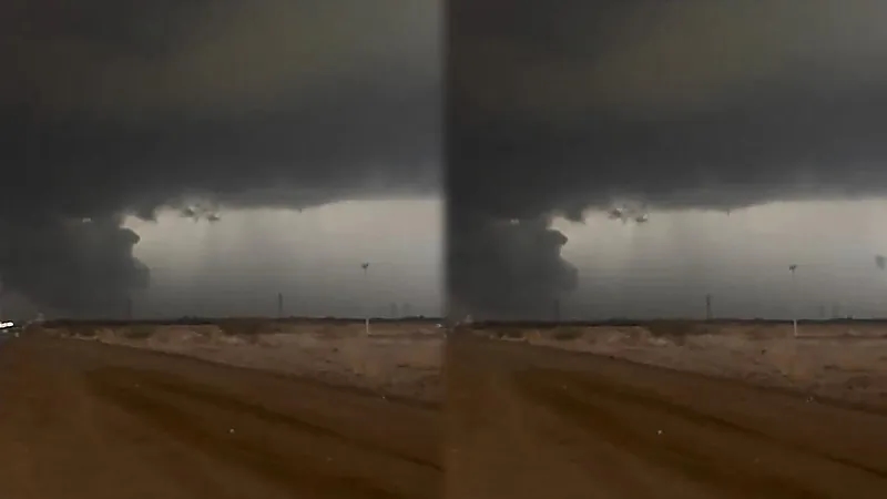 غيوم كثيفة تحول نهار جازان إلى ليل.. فيديو