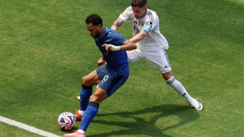 أندية تركية تفاوض محترف الهلال