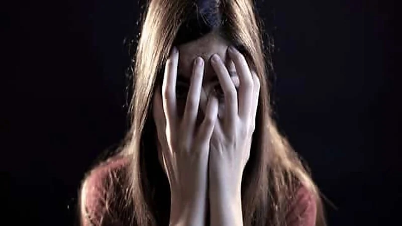 معلم يسقط من الطابق السادس بعد ضبطه في علاقة محرمة مع طالبته