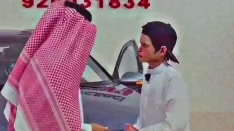 سعود القحطاني يهدي عبدالله السعدي سيارة فخمة.. فيديو