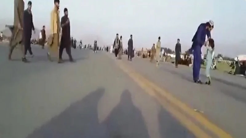 شاهد.. فتيات يغنين في مطار كابل قبيل المغادرة:" أنت عشقي يا وطني ولا طعم للحياة من دونك"