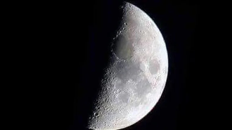 فلكية جدة: الليلة تبدأ مرحلة التربيع الأخير لقمر ذي الحجة