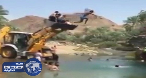 بالفيديو.. شباب يسبحون في بركة بواسطة «شيول»