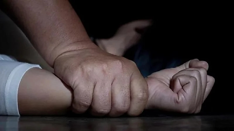 تعرض أرملة لاغتصاب جماعي أمام ذويها