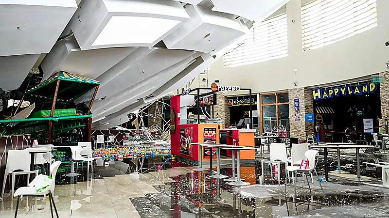 مصرع وإصابة 80 شخصًا في انهيار قاعة داخل مركز تجاري