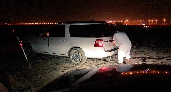 بالصور.. " غوث " ينقذ سيارة علقت بالرمال في الهاف مون