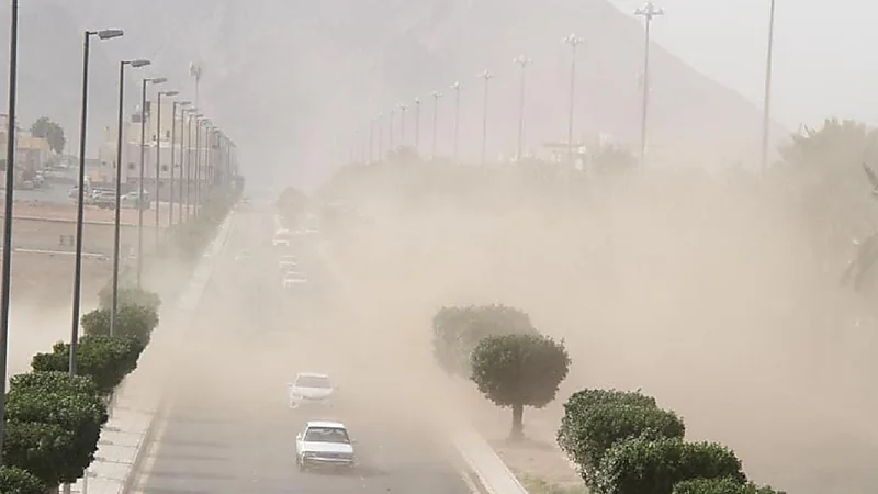 الطرق تحذر قائدي المركبات بطريق المهد_عفيف من عاصفة ترابية