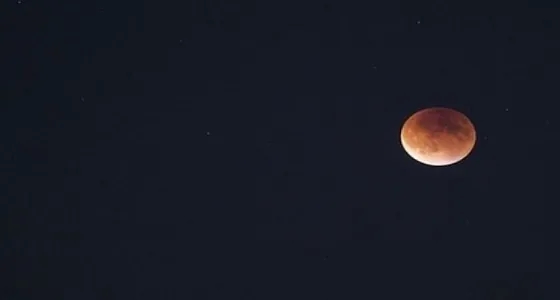 بالصور.. ظاهرة القمر الدموي بالتزامن مع الخسوف الجزئي