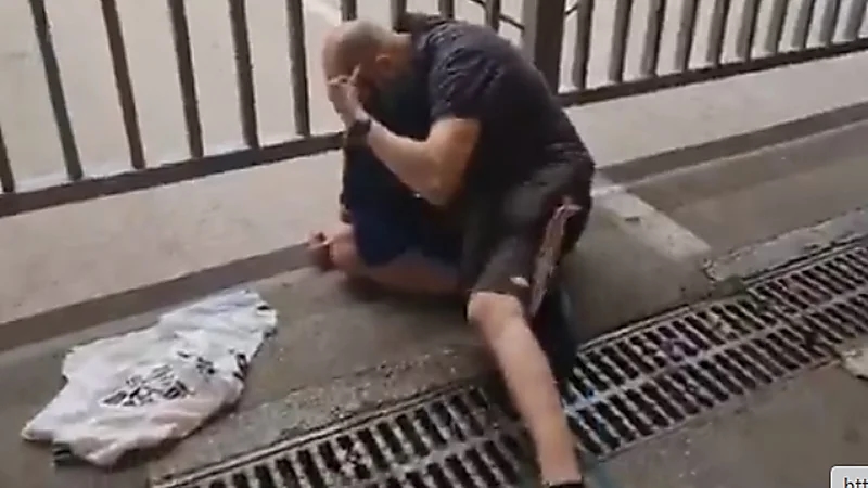 بالفيديو.. مشجع برشلوني ينهار بعد إعلان رحيل ميسي