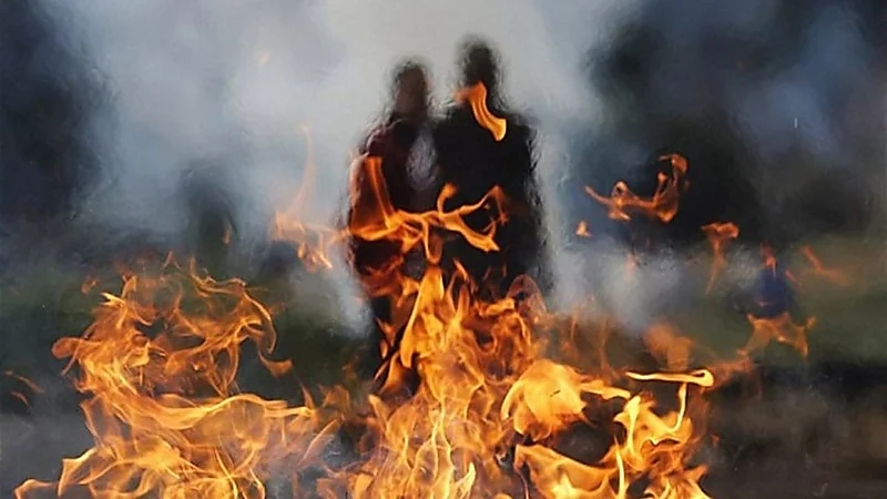 امرأة تحرق زوجها أثناء نومه لتفكيره بالزواج