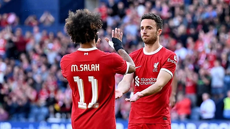 محمد صلاح يقطع إجازته ويعود إلى إنجلترا بعد وفاة جوتا