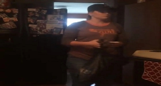 بالفيديو.. صبي ينفذ مقلبا مرعبا في والدته