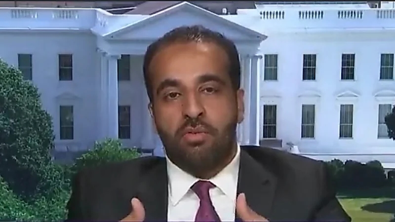 أستاذ قانون يحذر من منتجات شركة ⁧‫ديزني‬⁩ القادمة بعد إعلانها دعم الشذوذ